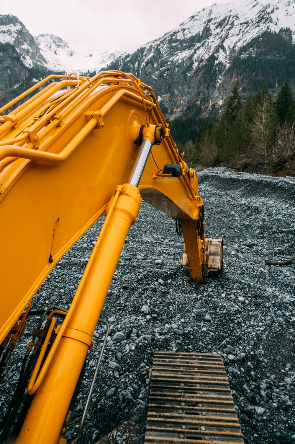 yellow and black heavy equipment