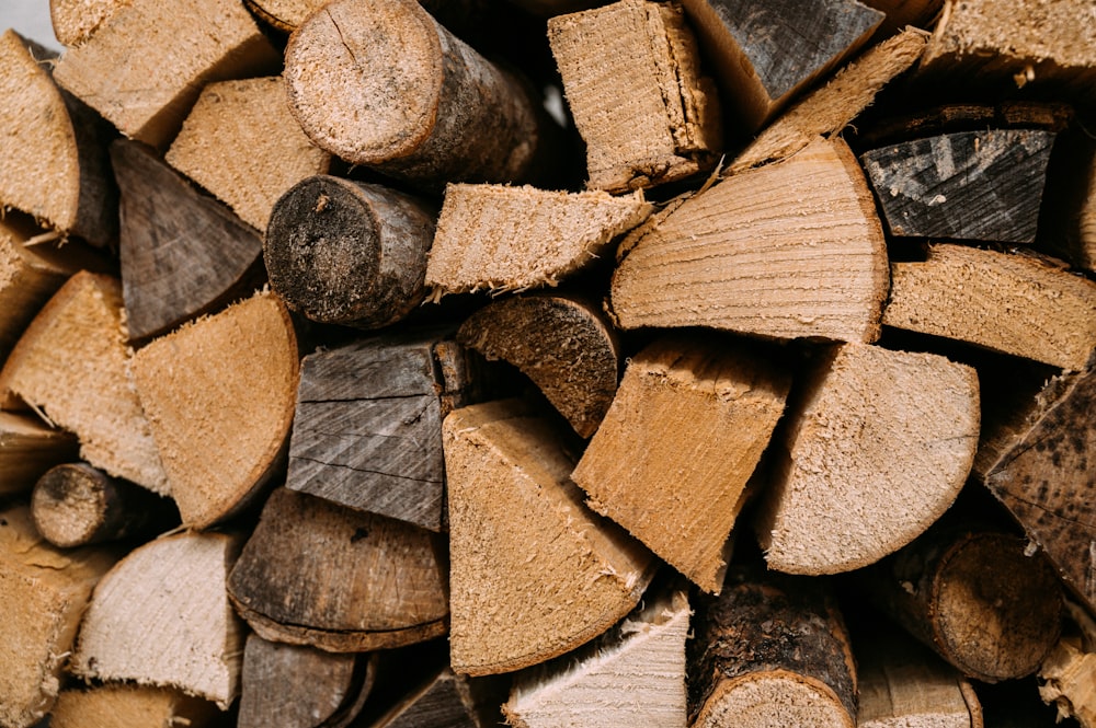 tronco di legno marrone su superficie di legno bianco