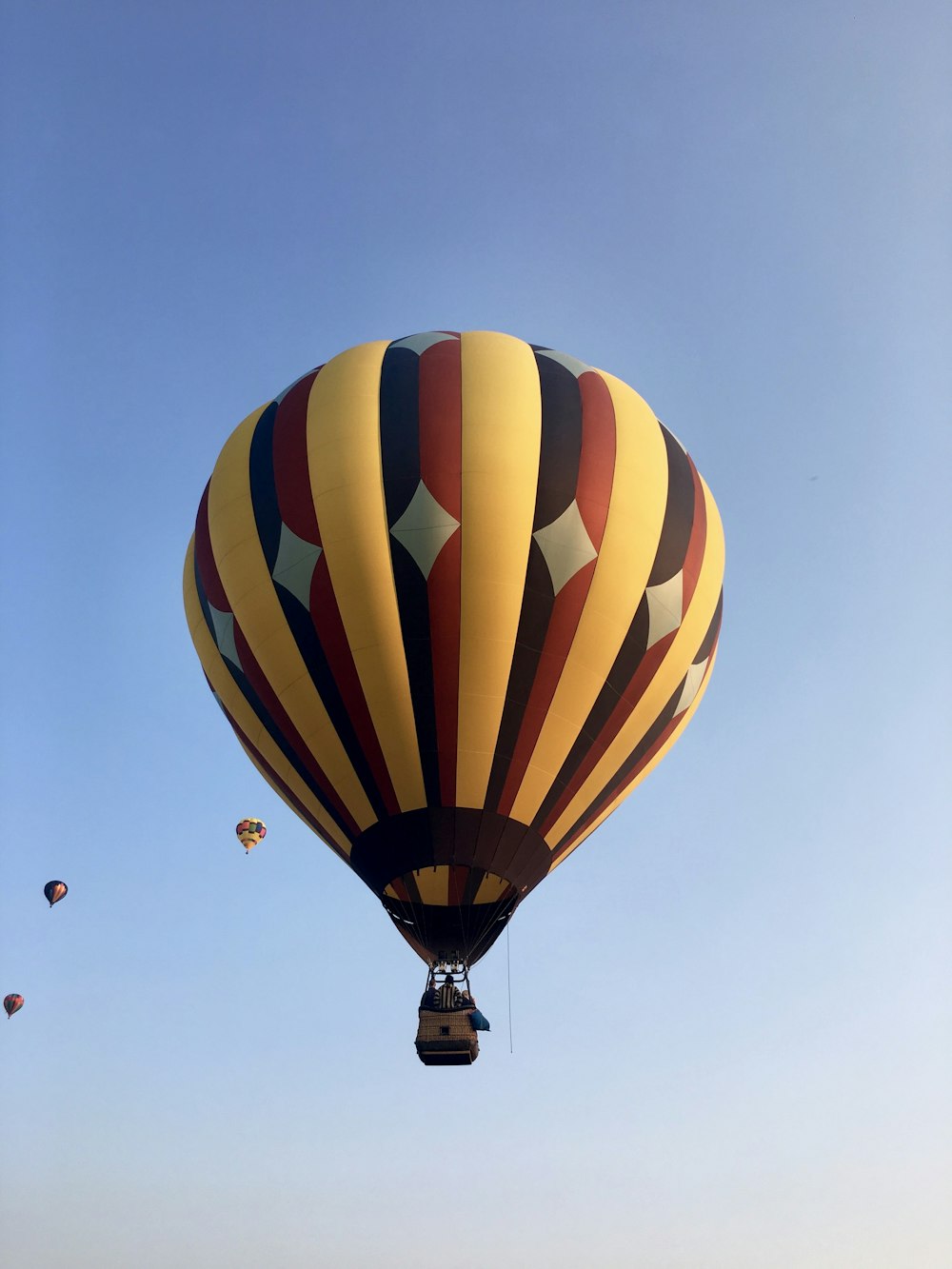 montgolfière bleu, jaune et vert