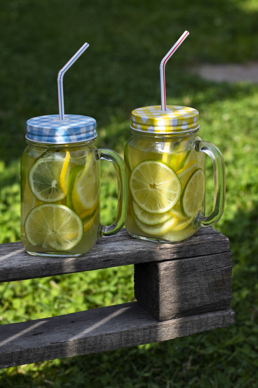 trois bocaux Mason en verre transparent avec des pailles