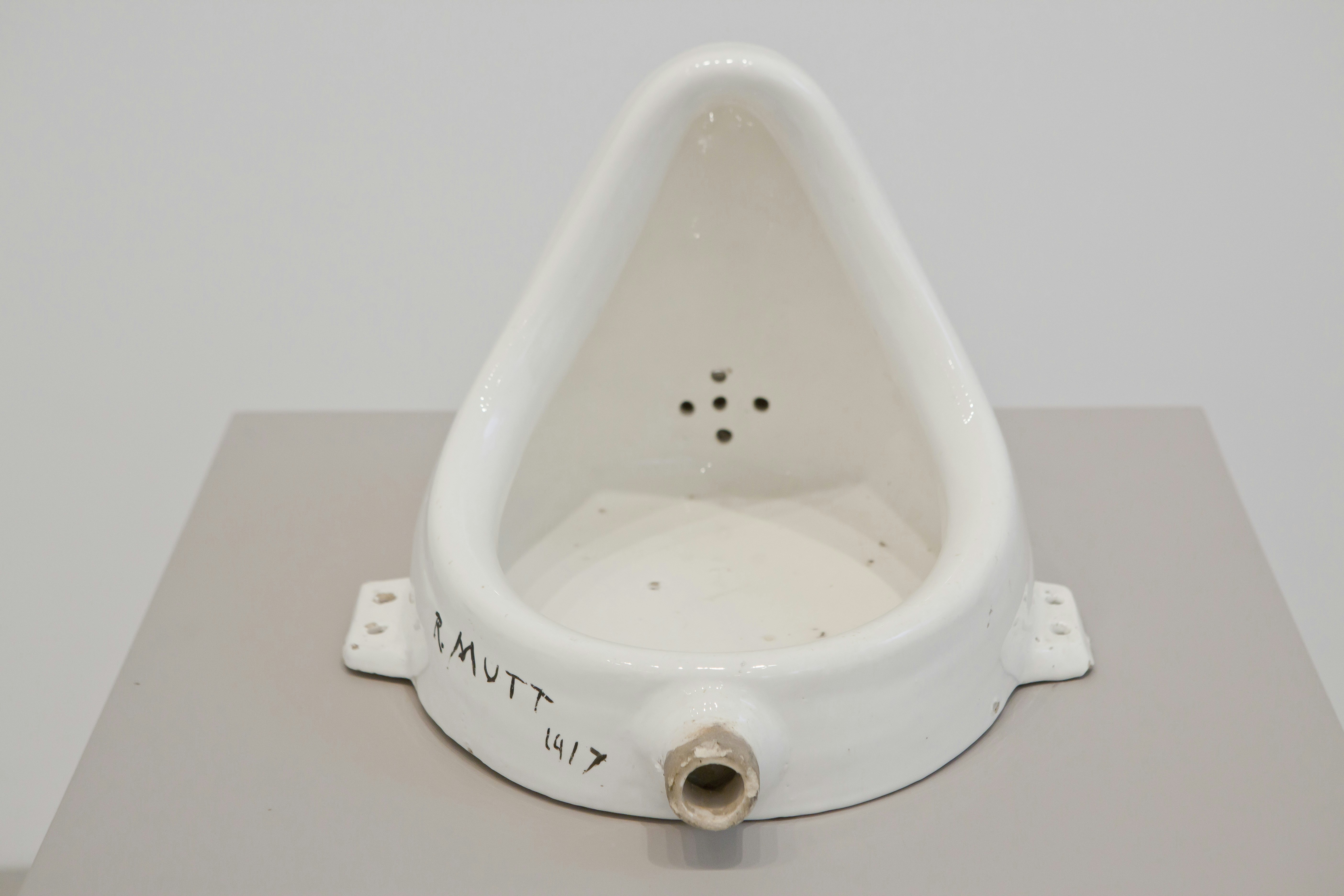 Cadre en plastique blanc sur table blanche