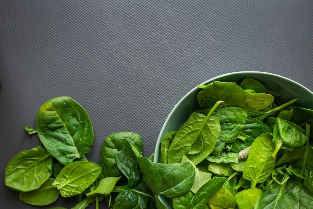 Su vista después de los 60: ¡Esto puede cambiarlo todo! (5 alimentos buenos para la vista y el truco del momento justo que casi todos hacen mal)