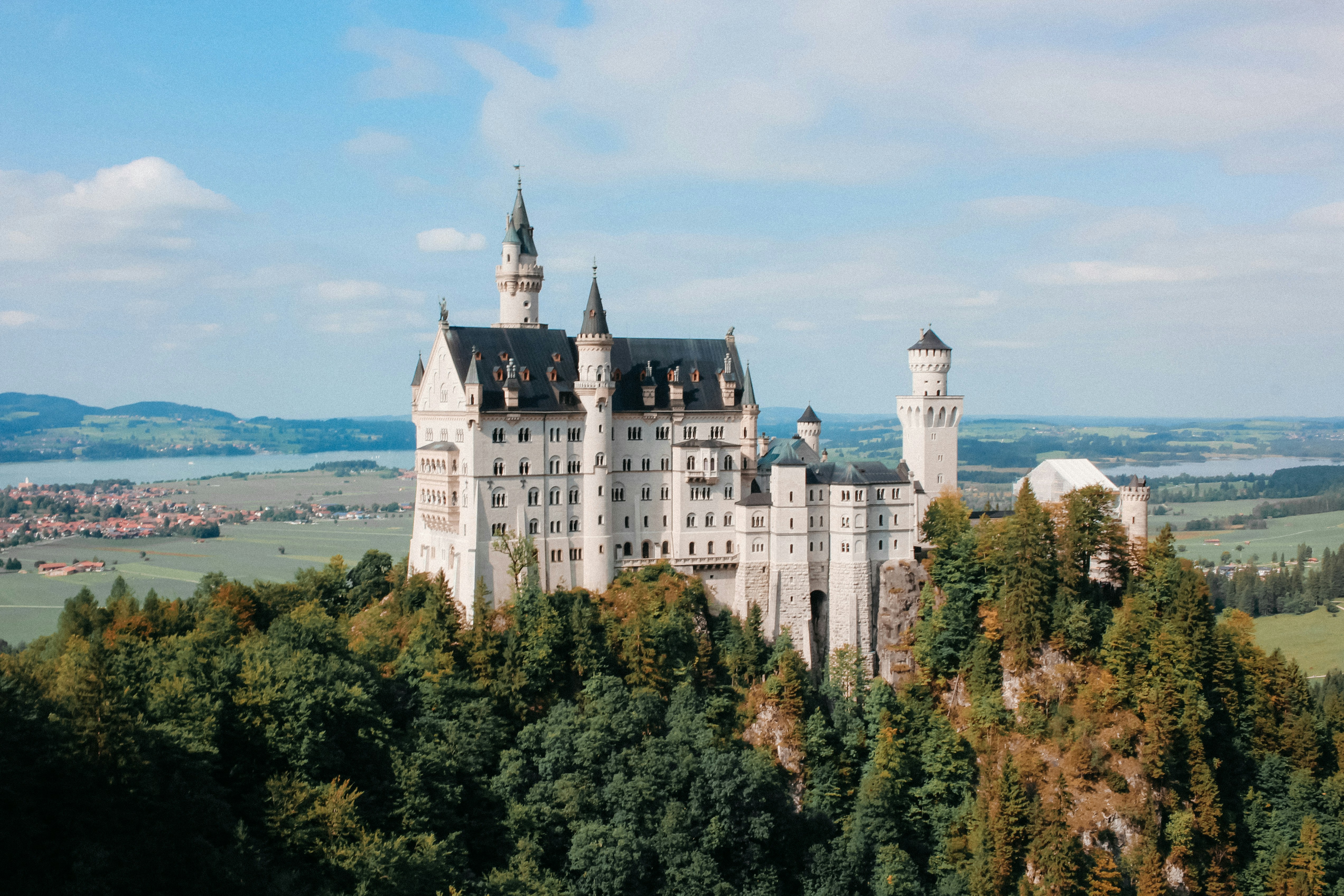 Foto zum Thema Weißes und braunes Schloss in der Nähe des Gewässers ...
