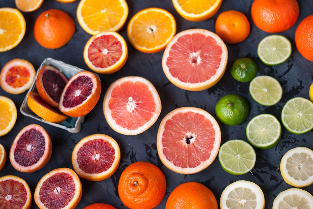 Fruits oranges tranchés sur une surface noire