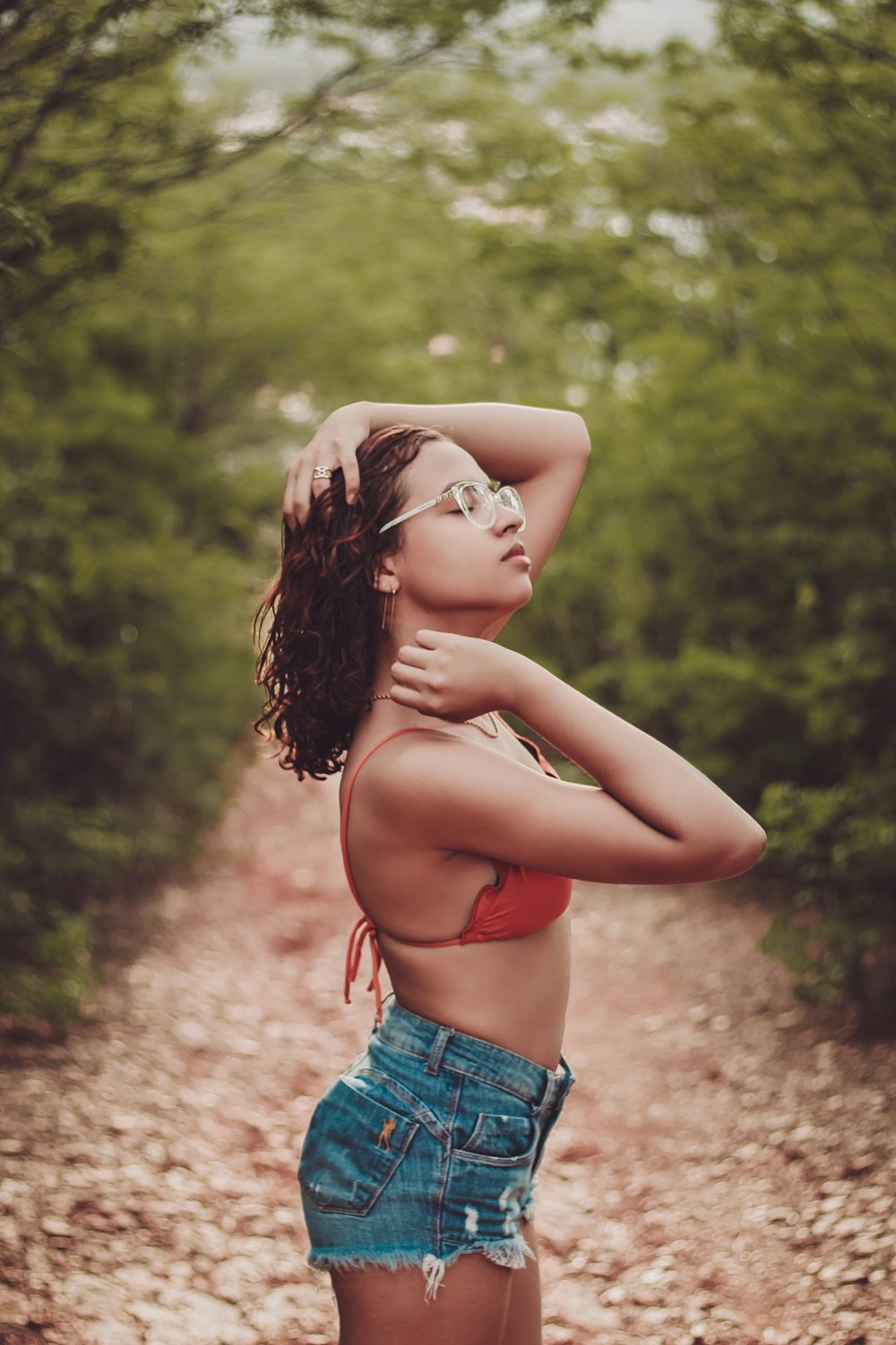 Femme en short en jean bleu