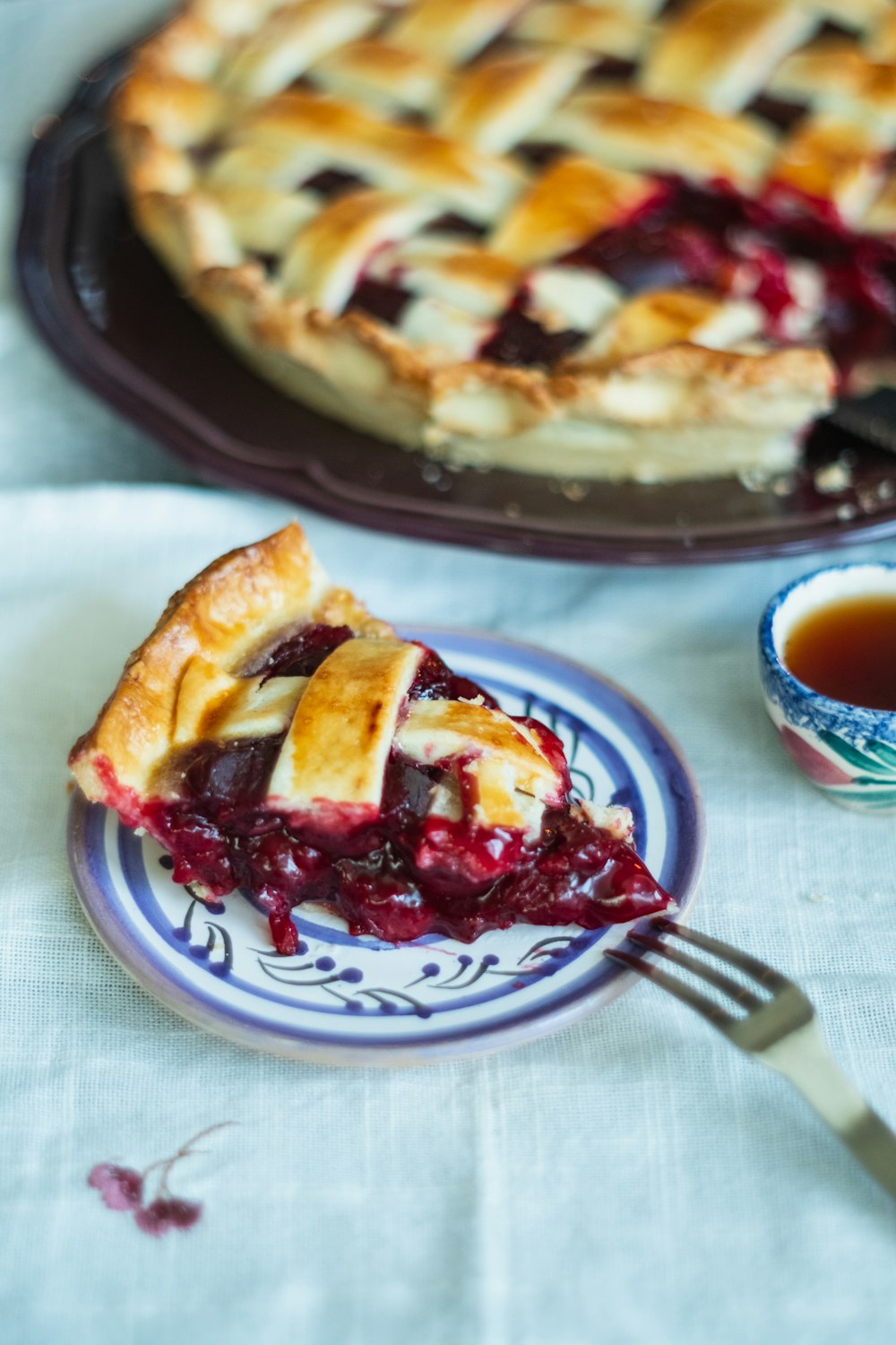 Tarte sur assiette en céramique blanche