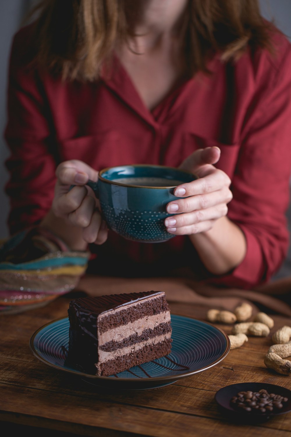 personne tenant une tasse en céramique bleue