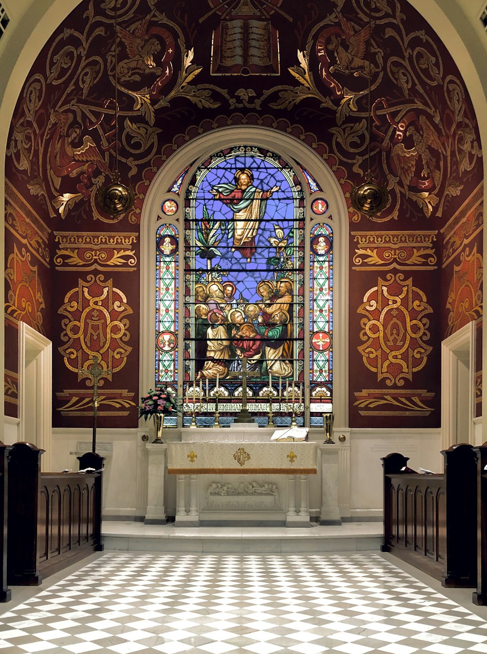 Interior de la iglesia blanco y marrón
