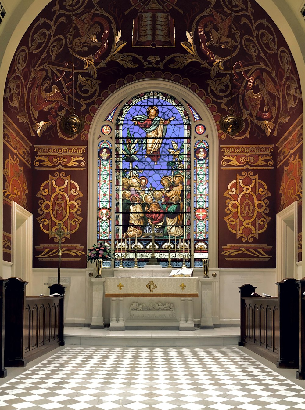 Interno della chiesa bianco e marrone