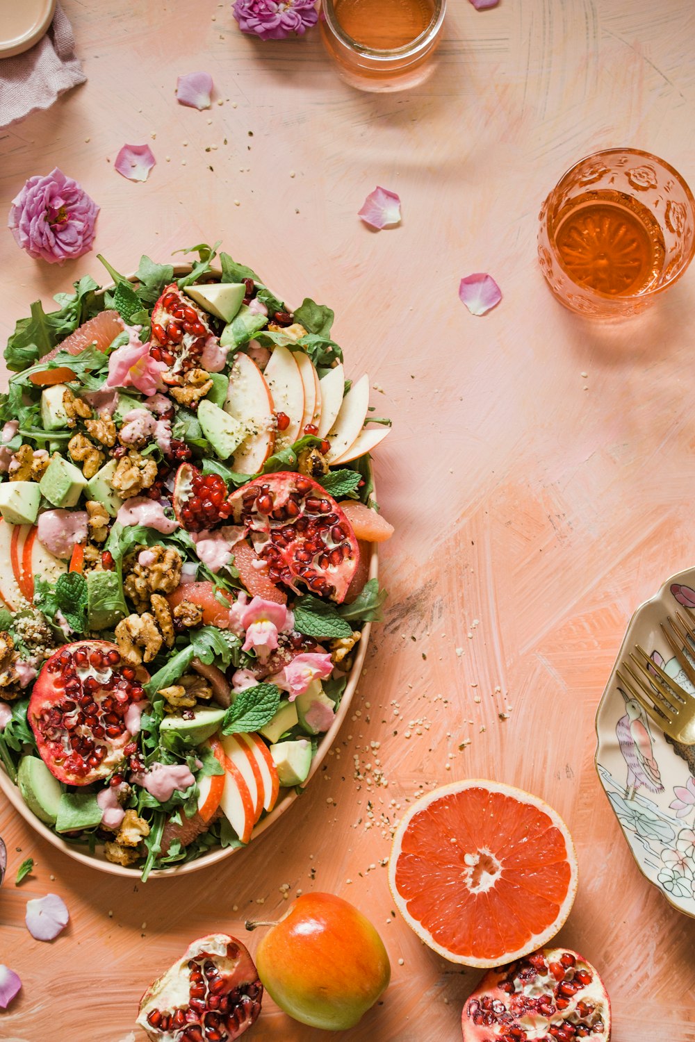 salada de vegetais na placa de cerâmica branca