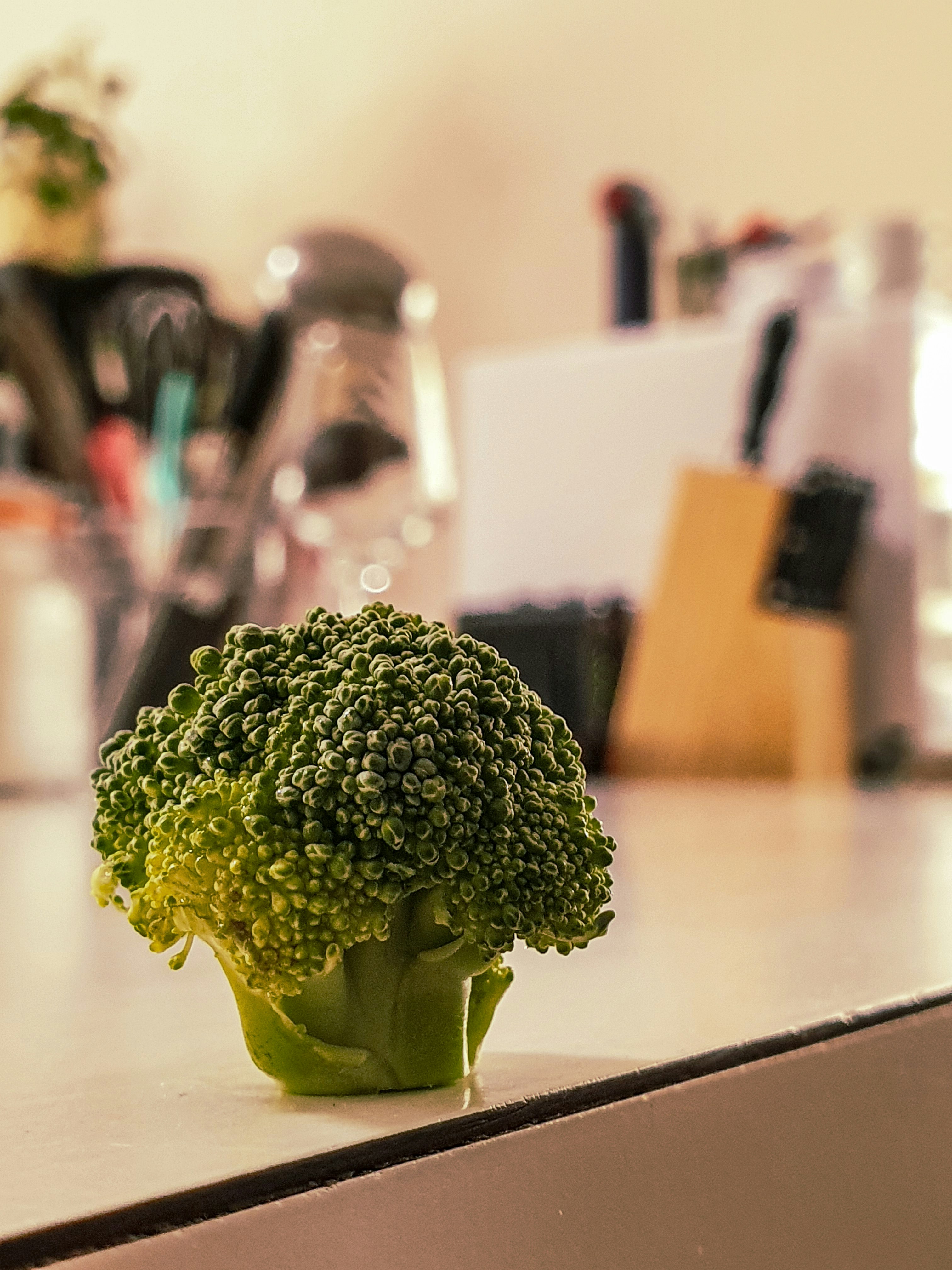 白いテーブルに緑のブロッコリーの写真 Unsplashで見つけるブロッコリの無料写真