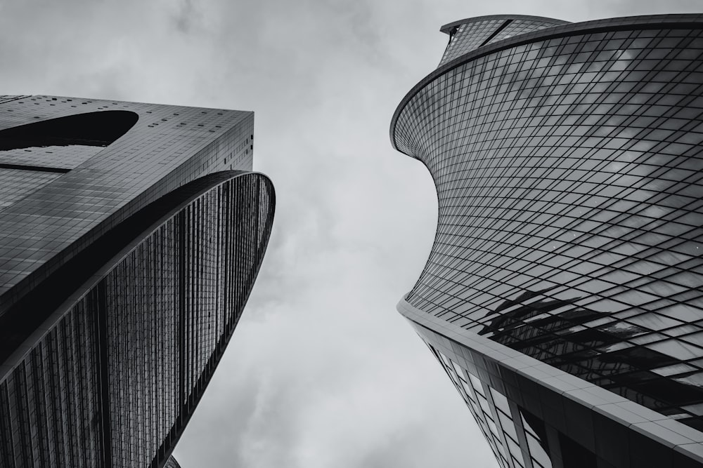 Foto en escala de grises de un edificio de gran altura