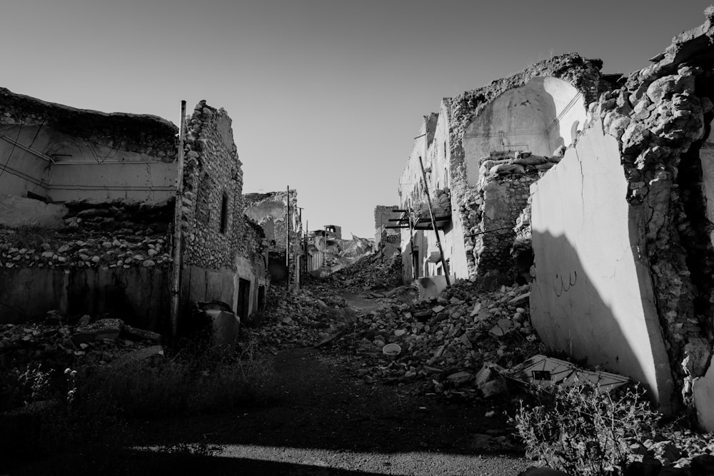 Photo en niveaux de gris de maisons en béton