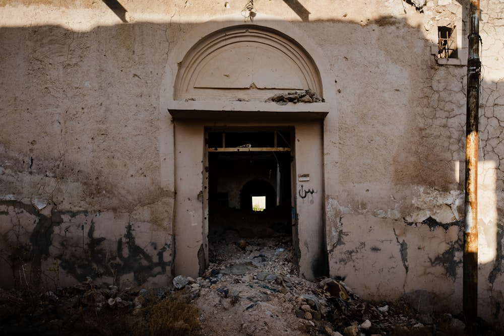 Porta di legno marrone su edificio in cemento bianco