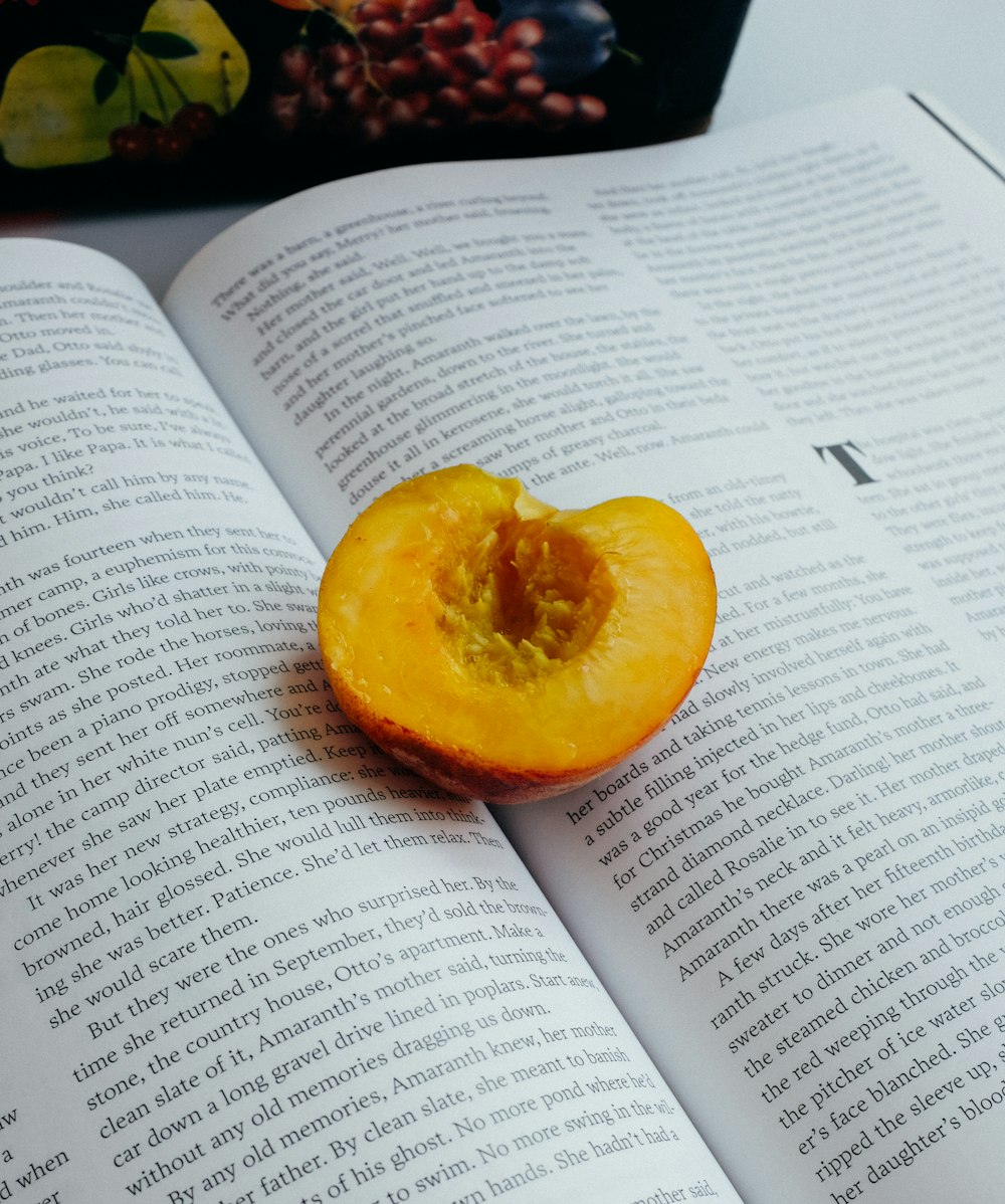 Gelbe runde Frucht auf Buchseite