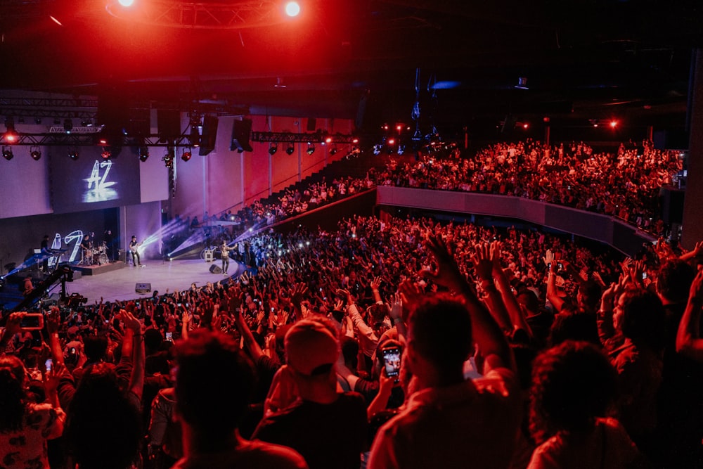 pessoas que se reúnem em concerto durante a noite