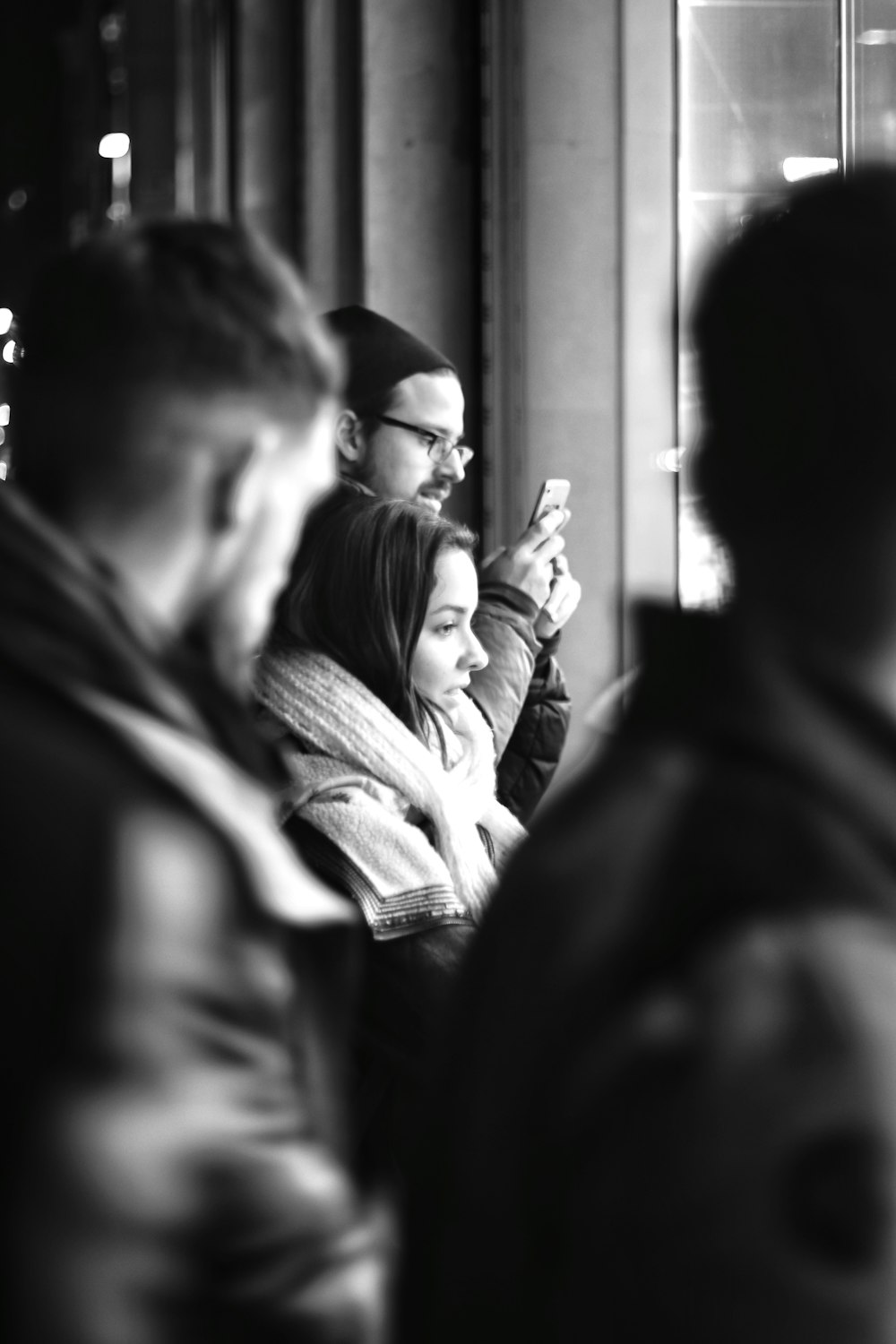 Foto en escala de grises de hombre y mujer besándose