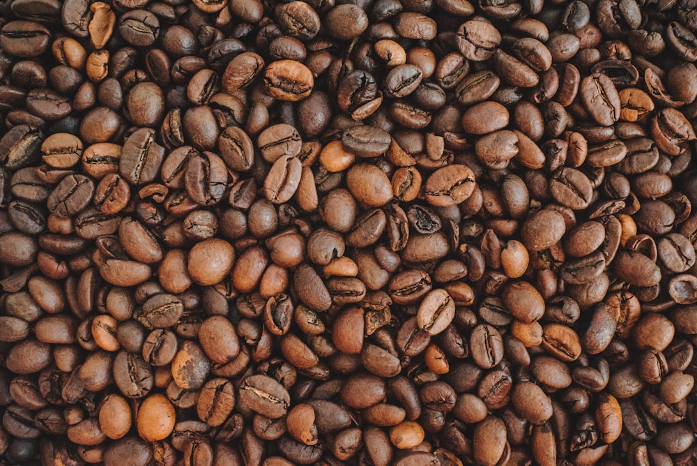 chicchi di caffè marroni su tavolo di legno marrone