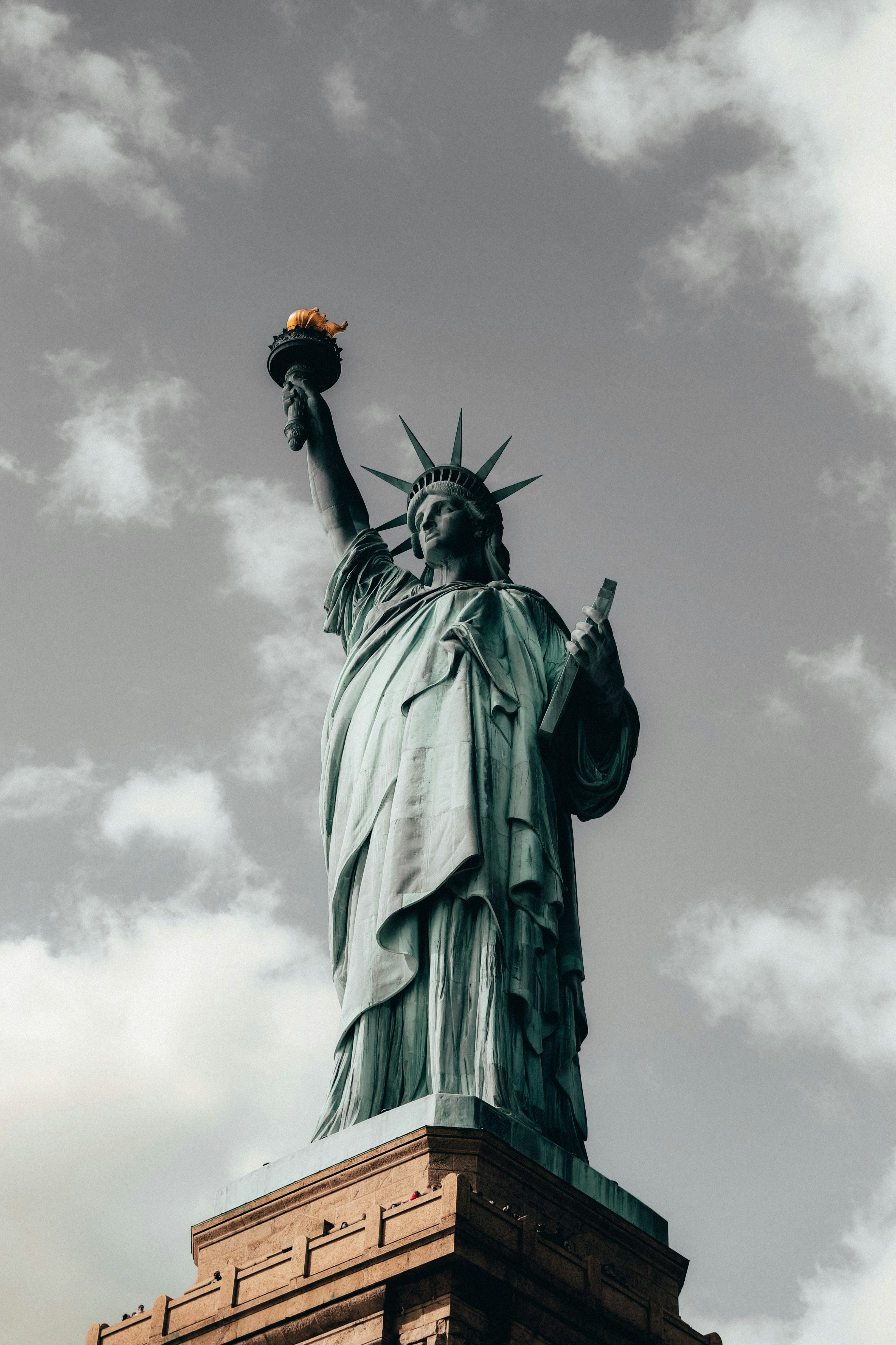 昼間の曇り空の下の自由の女神像の写真 Unsplashで見つけるグレーの無料写真