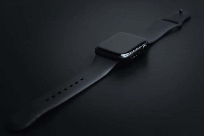 Smartwatch preto sobre superfície escura