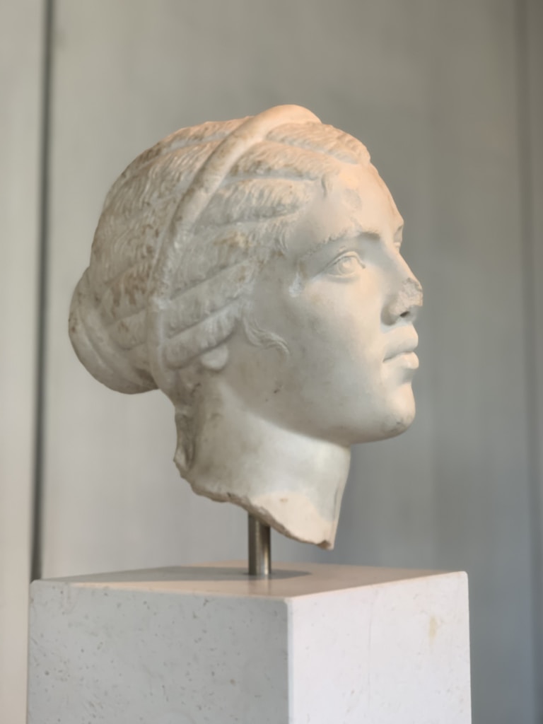Scultura classica in marmo