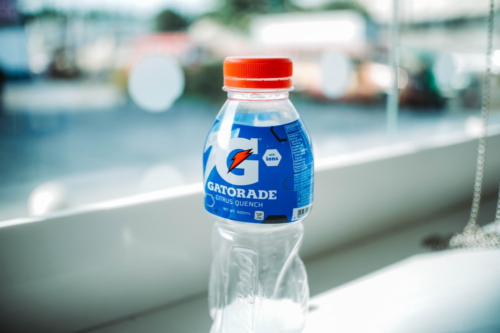 bottiglia di plastica con etichetta blu sul tavolo bianco