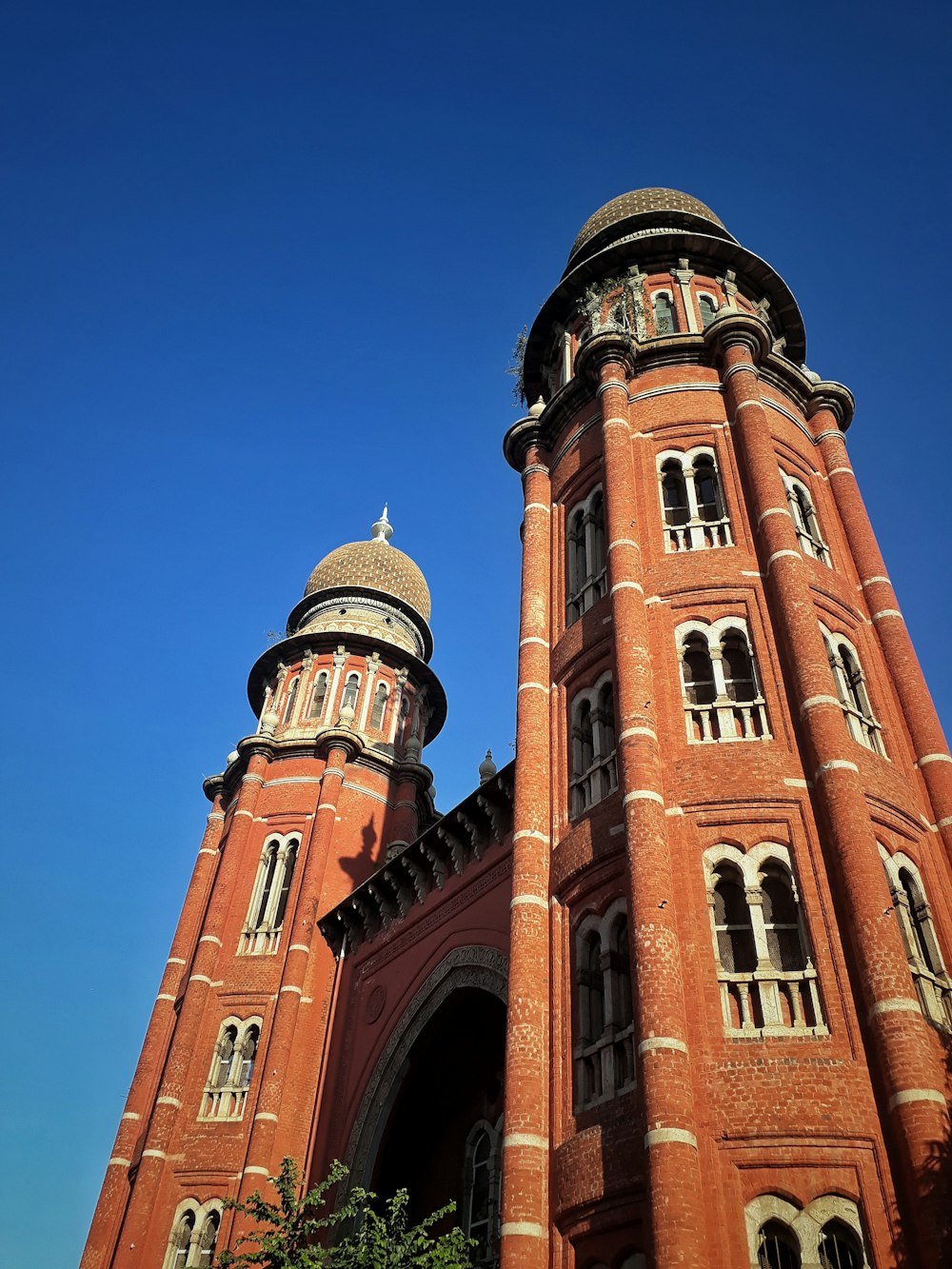 Braunes Betongebäude unter blauem Himmel tagsüber