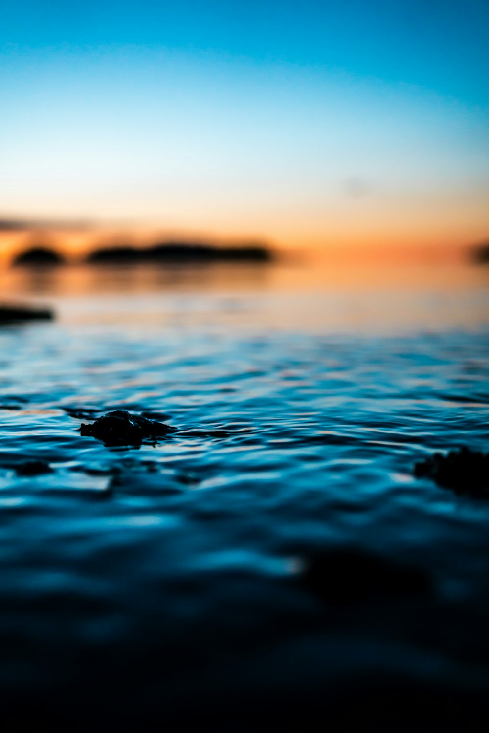 agua en el cuerpo de agua durante la puesta del sol