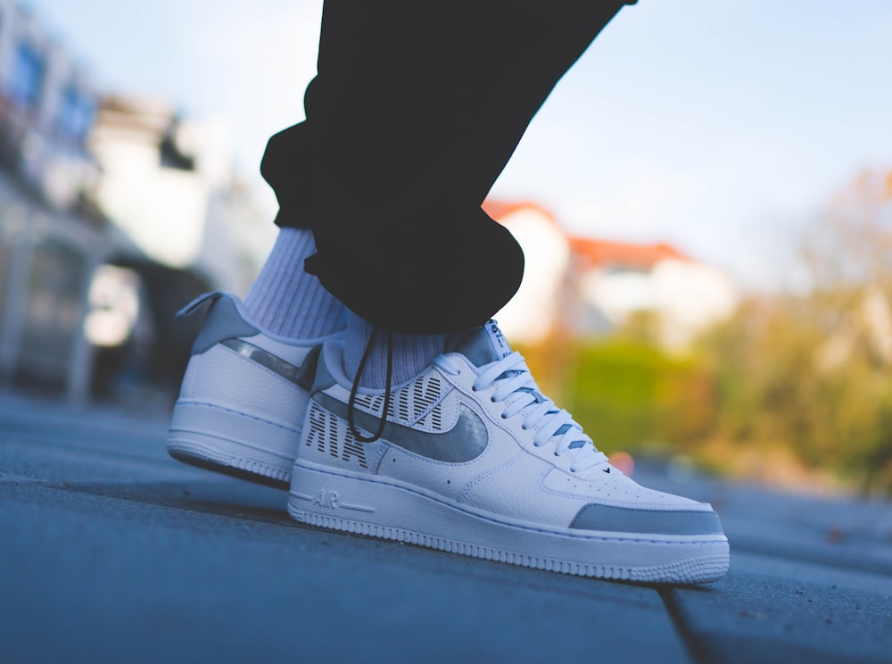 Ocurrencia Fontanero rifle Foto persona vestida de blanco nike air force 1 low – Imagen Deutschland  gratis en Unsplash