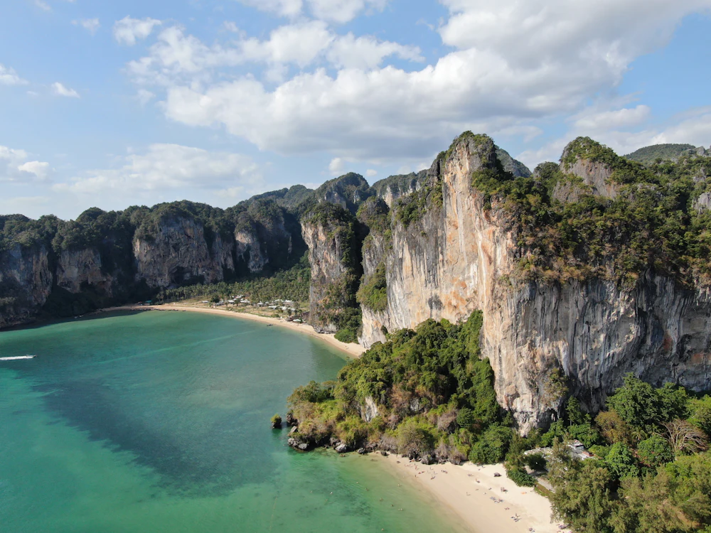Wapienne klify Krabi nad morzem