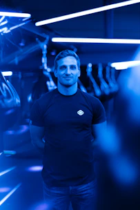 man in black crew neck t-shirt