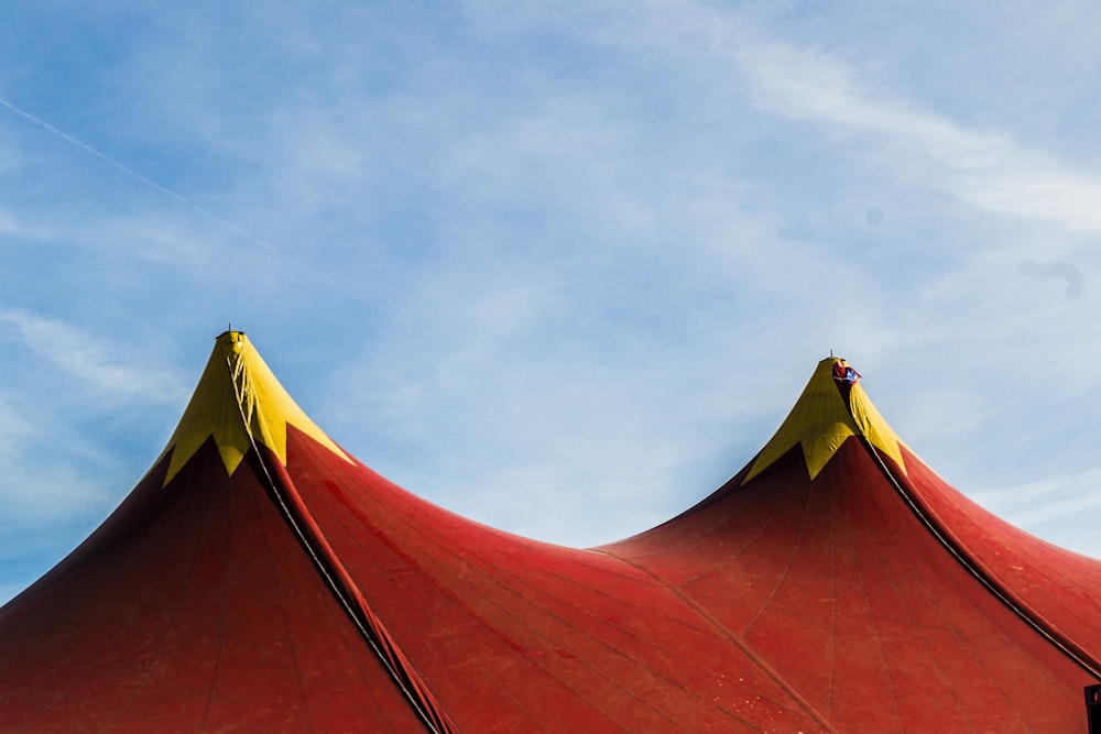 Roter und gelber Regenschirm unter blauem Himmel