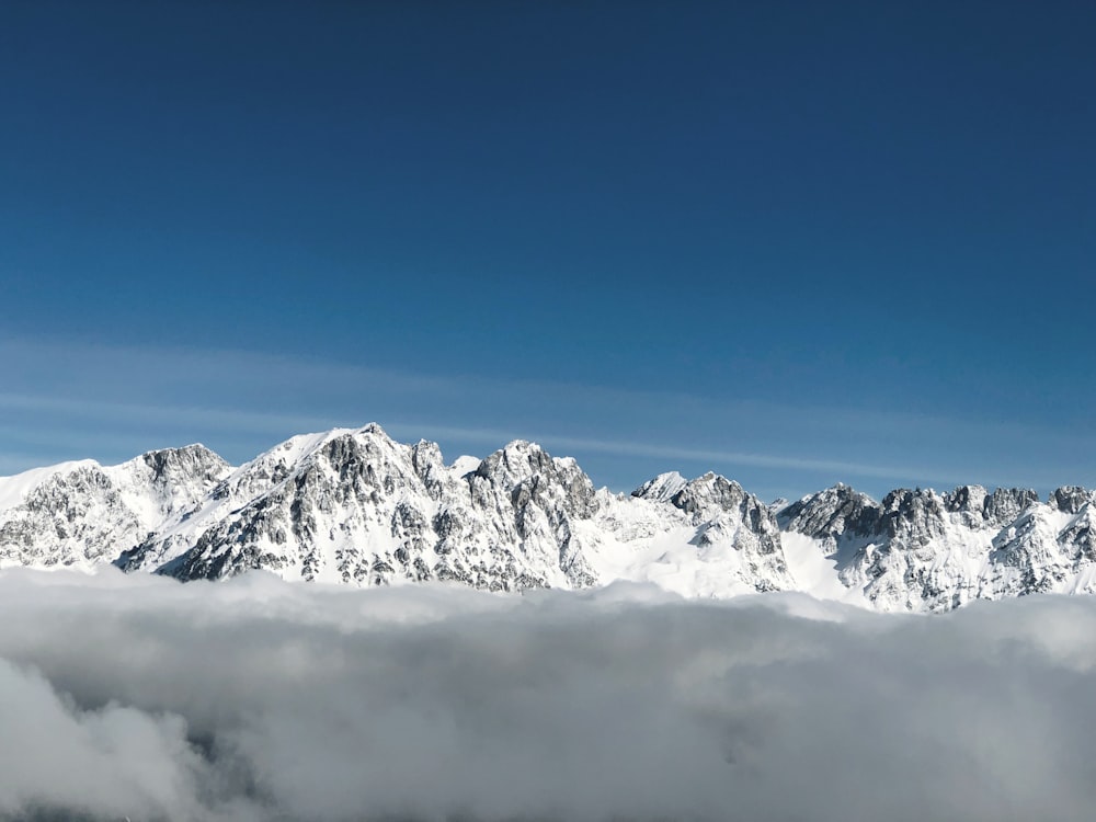 Montaña cubierta de nieve bajo el cielo azul