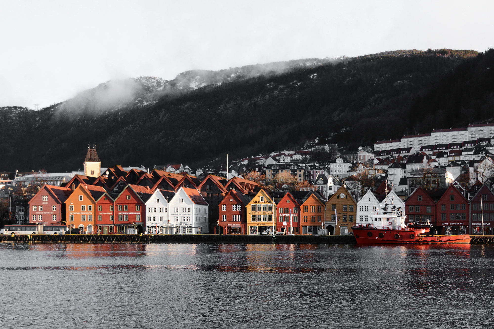 Casas de madeira coloridas de Bryggen com luz da manhã