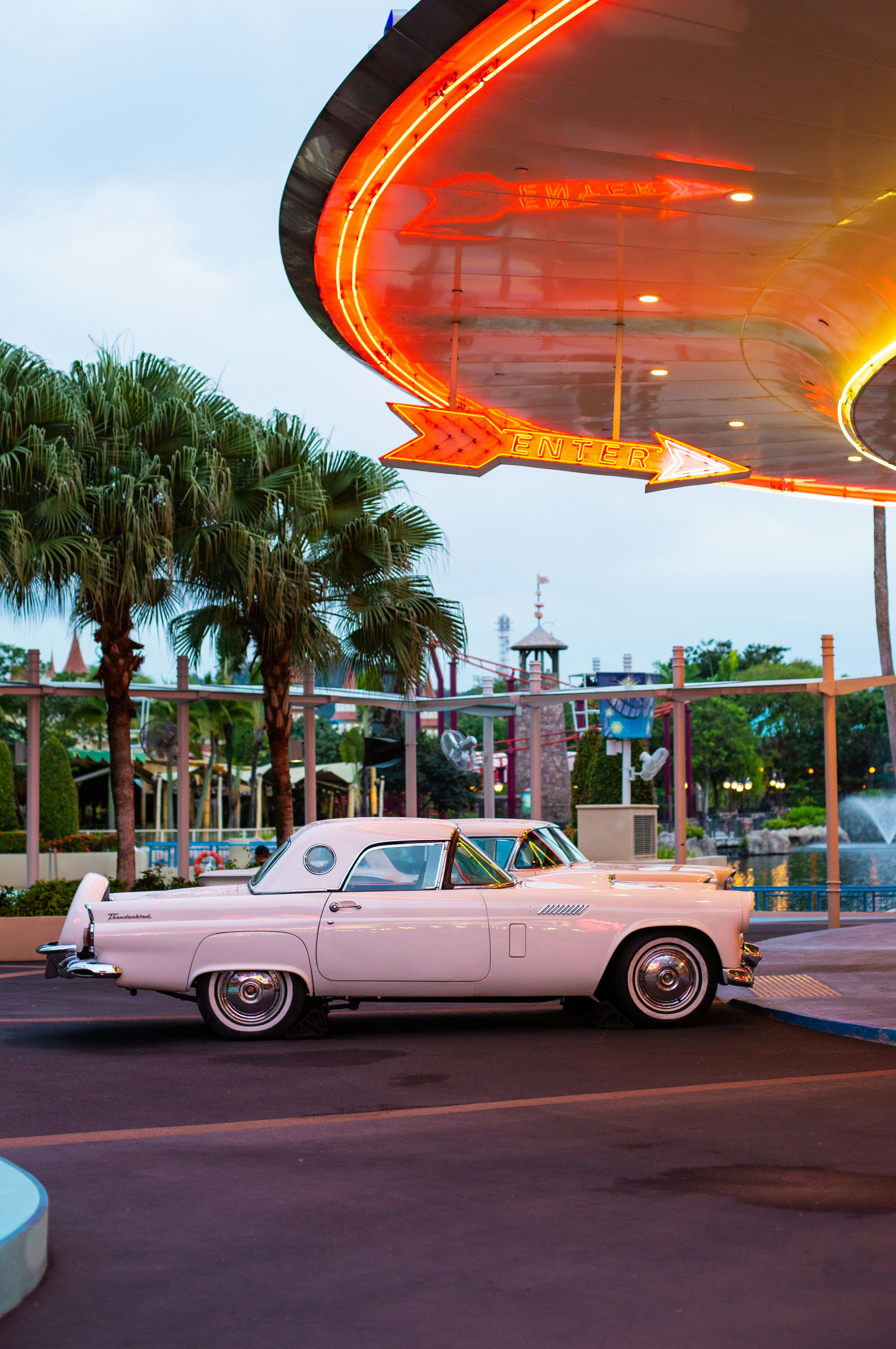 Weiße Limousine tagsüber unterwegs