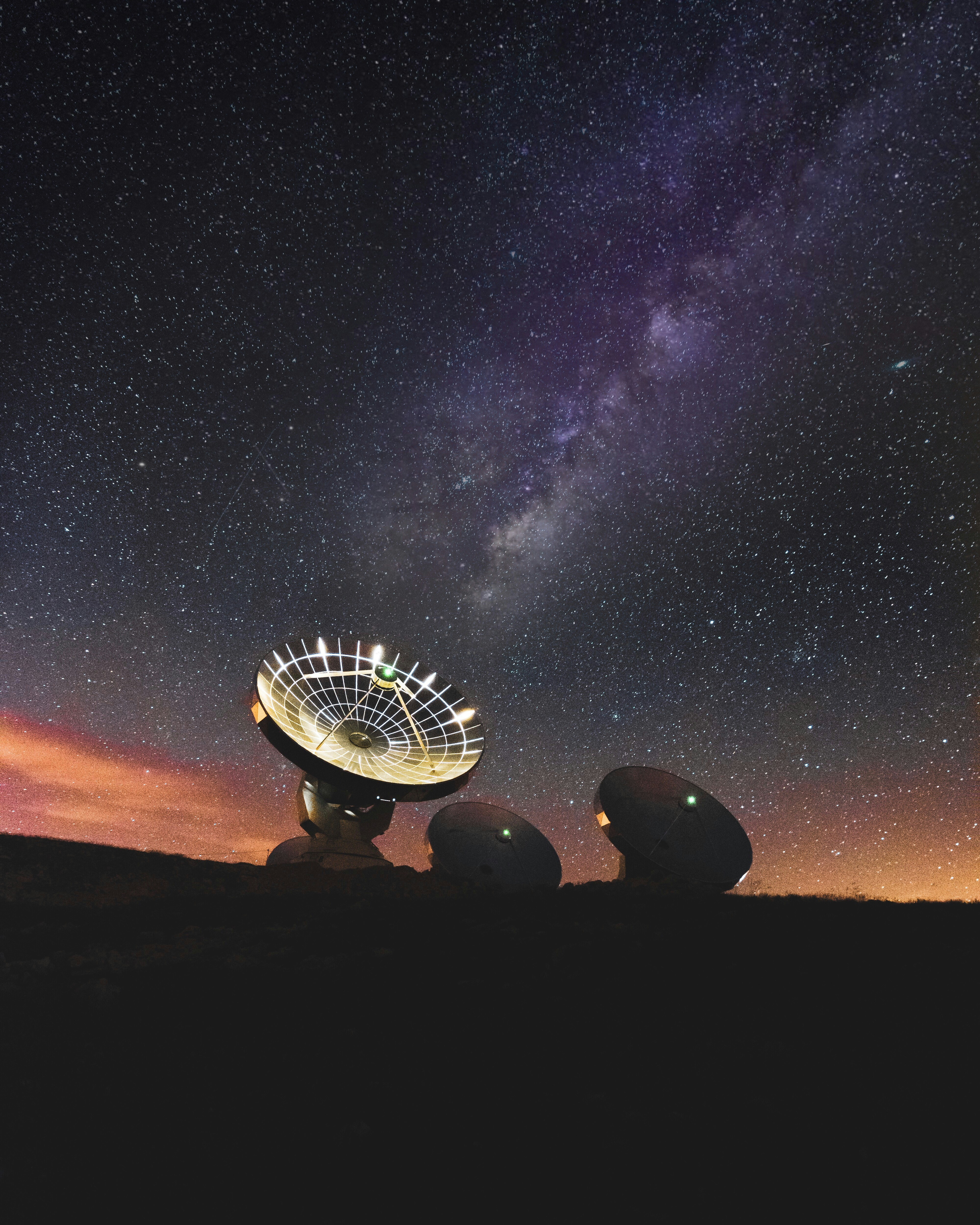 Antennes radio devant la Voie Lactée