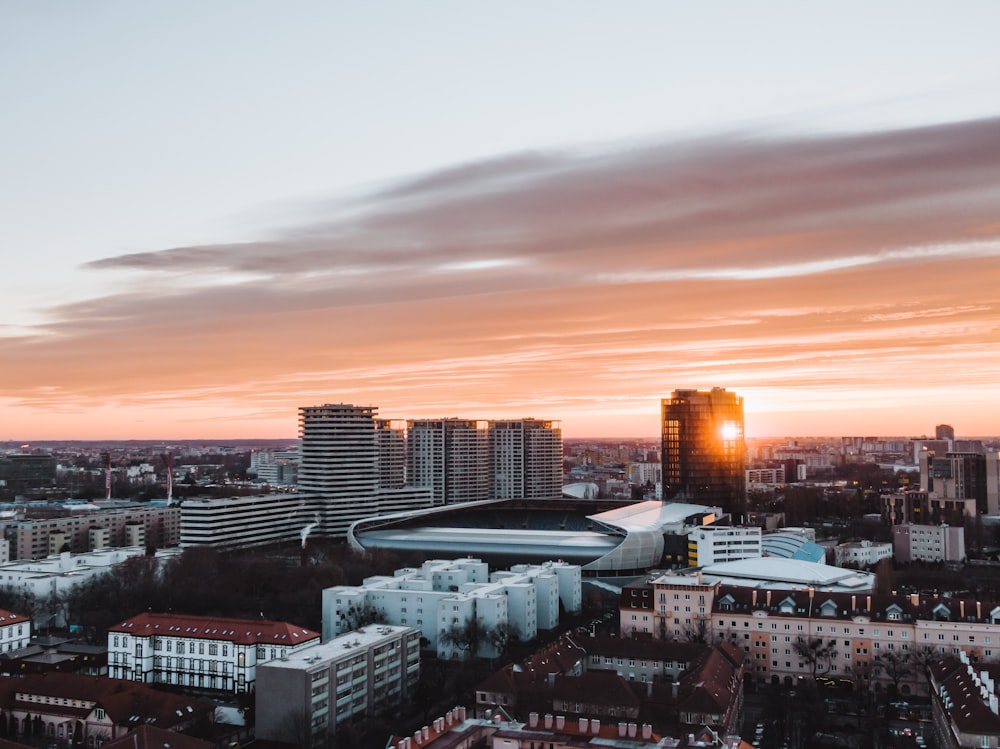 Skyline der Stadt bei Nacht