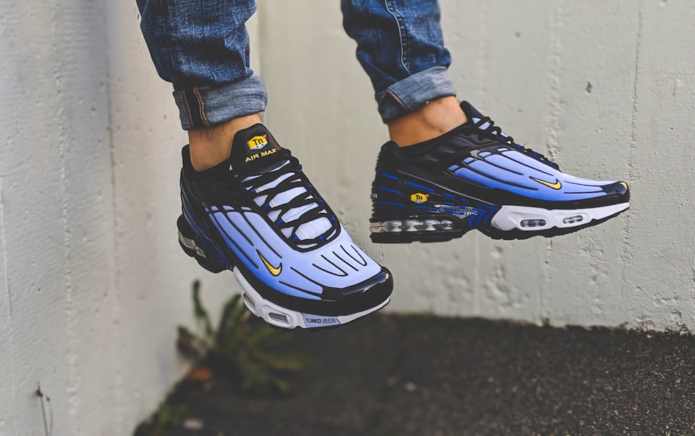person wearing blue and white nike air max photo – Free Deutschland Image  on Unsplash