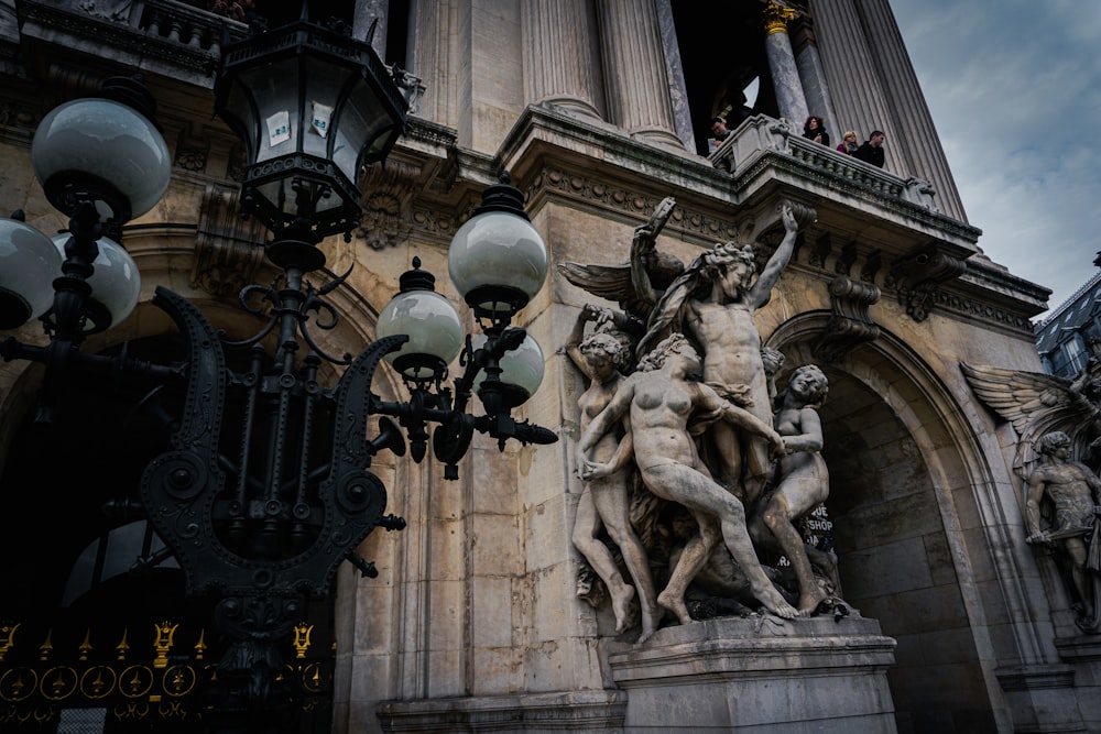 Schwarzes Metallkreuz mit zwei Männern Statue