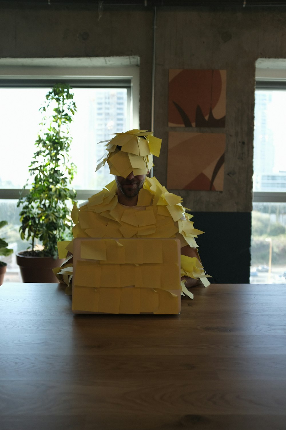 Boîte-cadeau jaune et marron sur table en bois marron