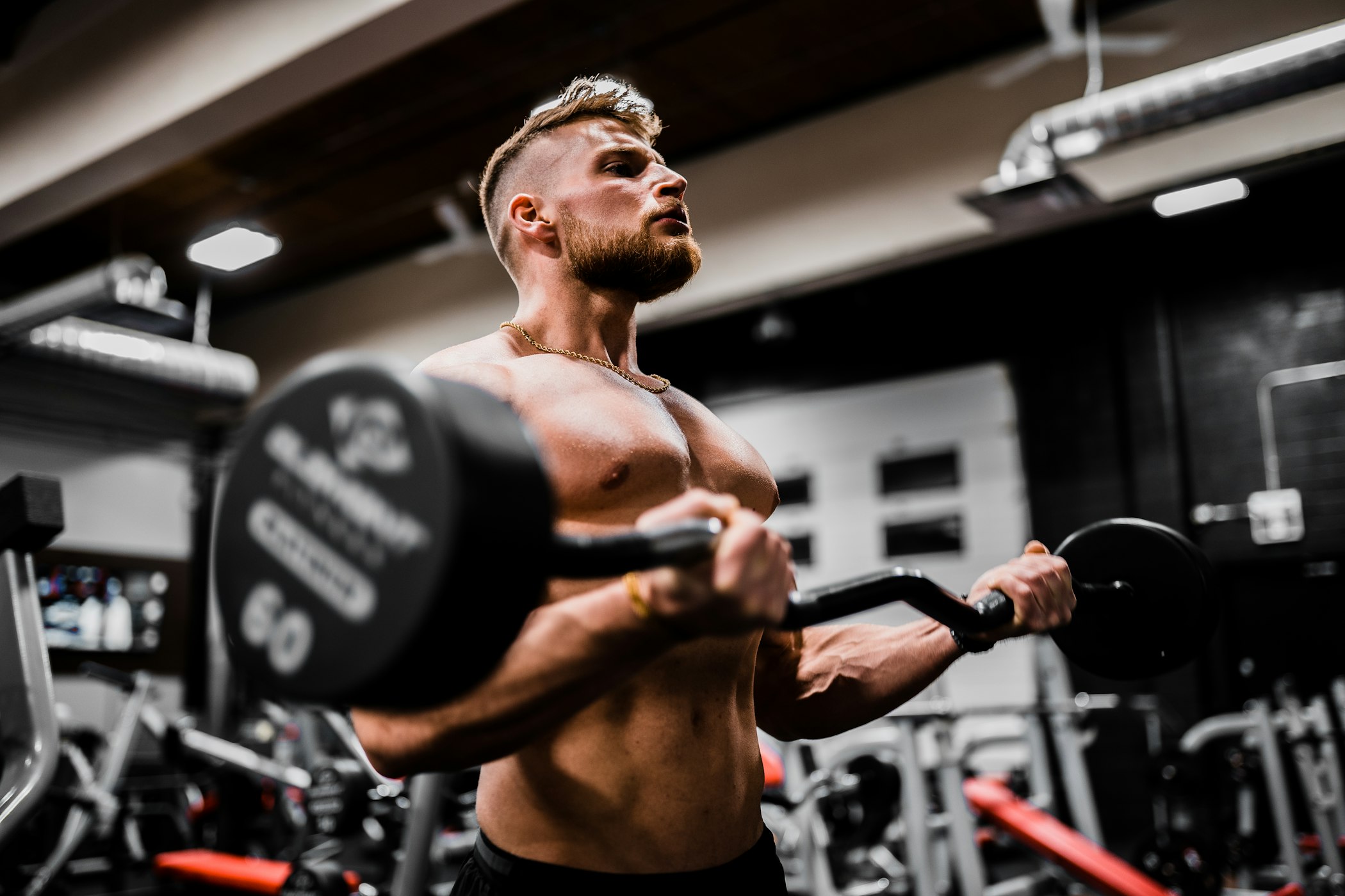 Atleta com barra de musculação