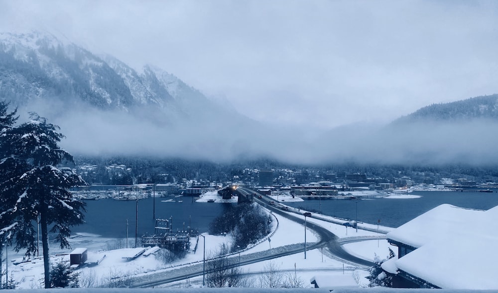 montanha coberta de neve durante o dia