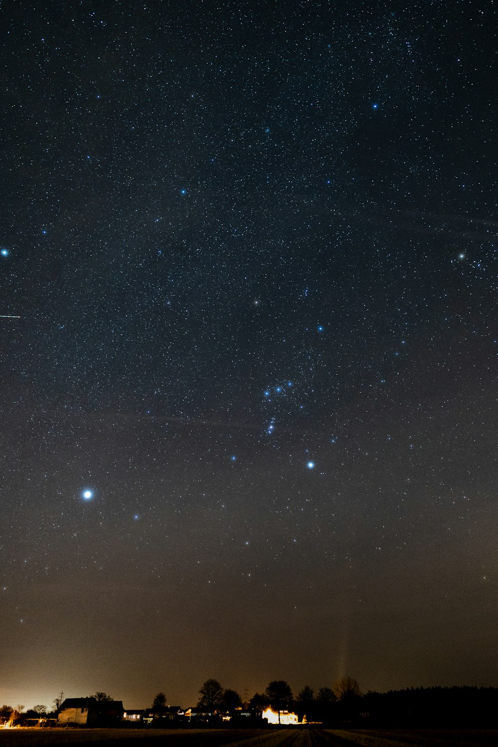 夜の空に浮かぶ白い星