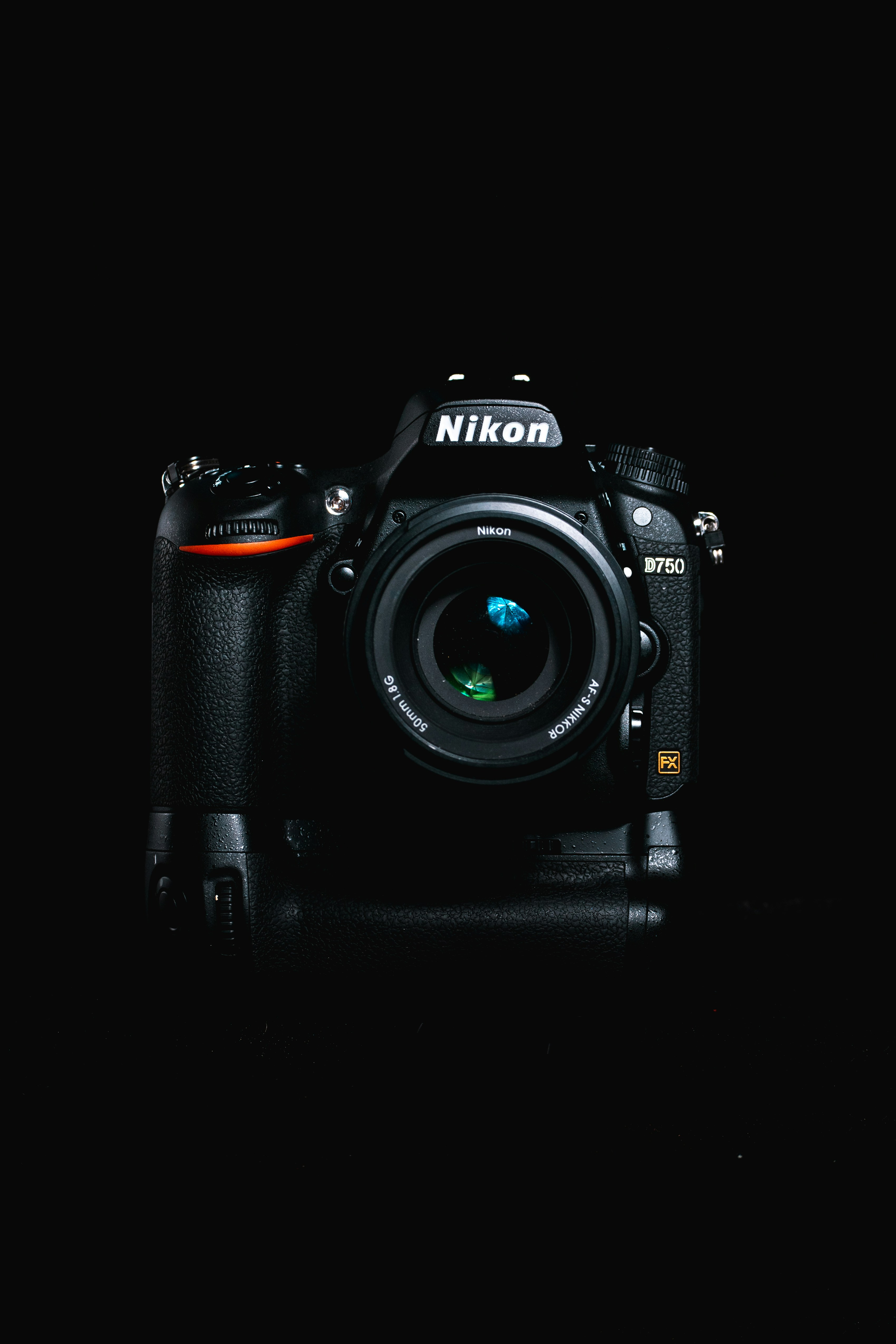 Schwarze Nikon DSLR-Kamera auf schwarzer Oberfläche