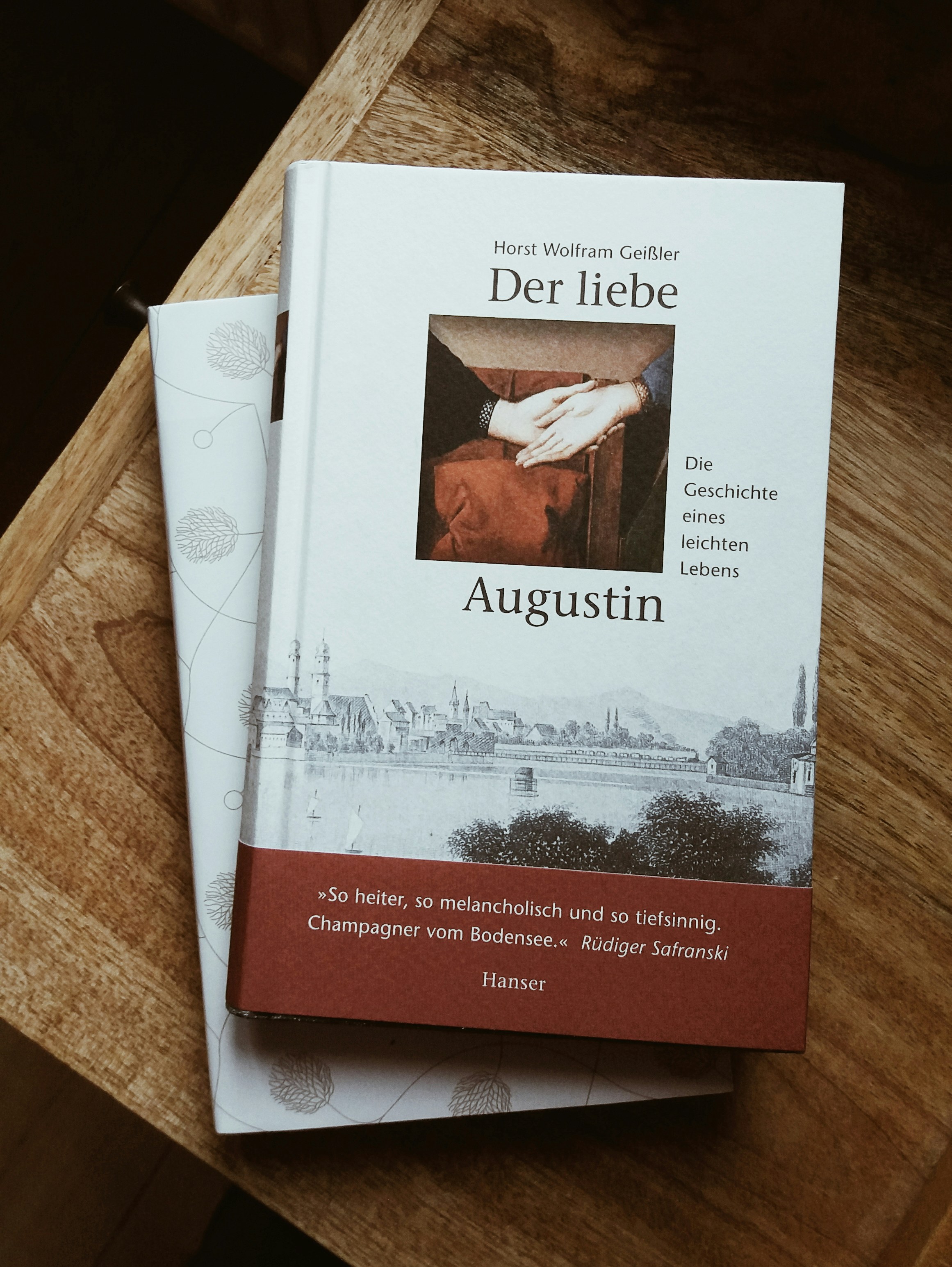 Livre UNK UNK sur table en bois marron