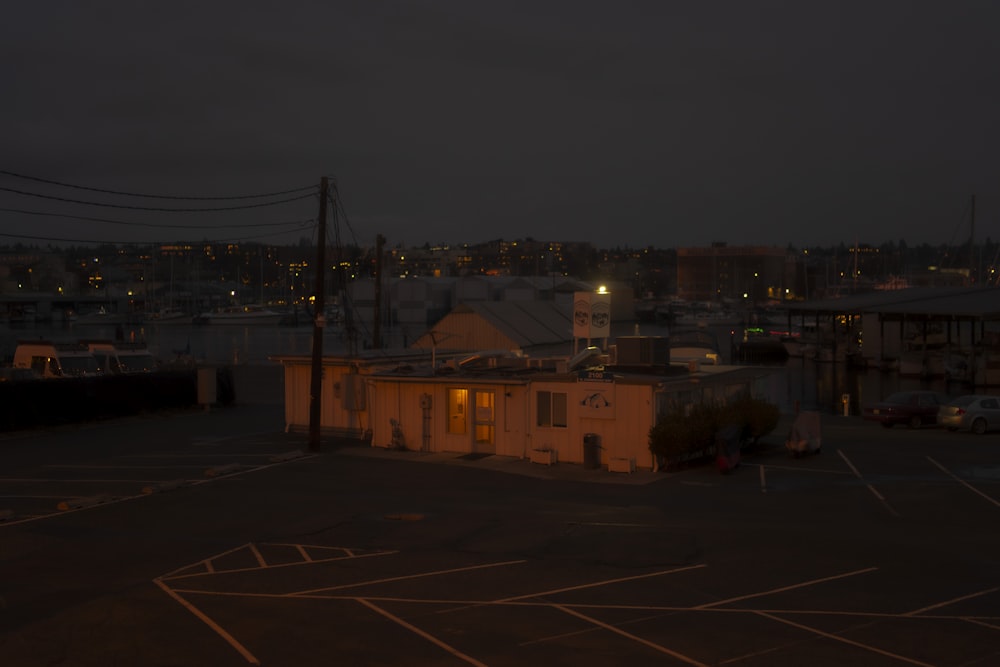 Edificio de hormigón blanco y marrón durante la noche