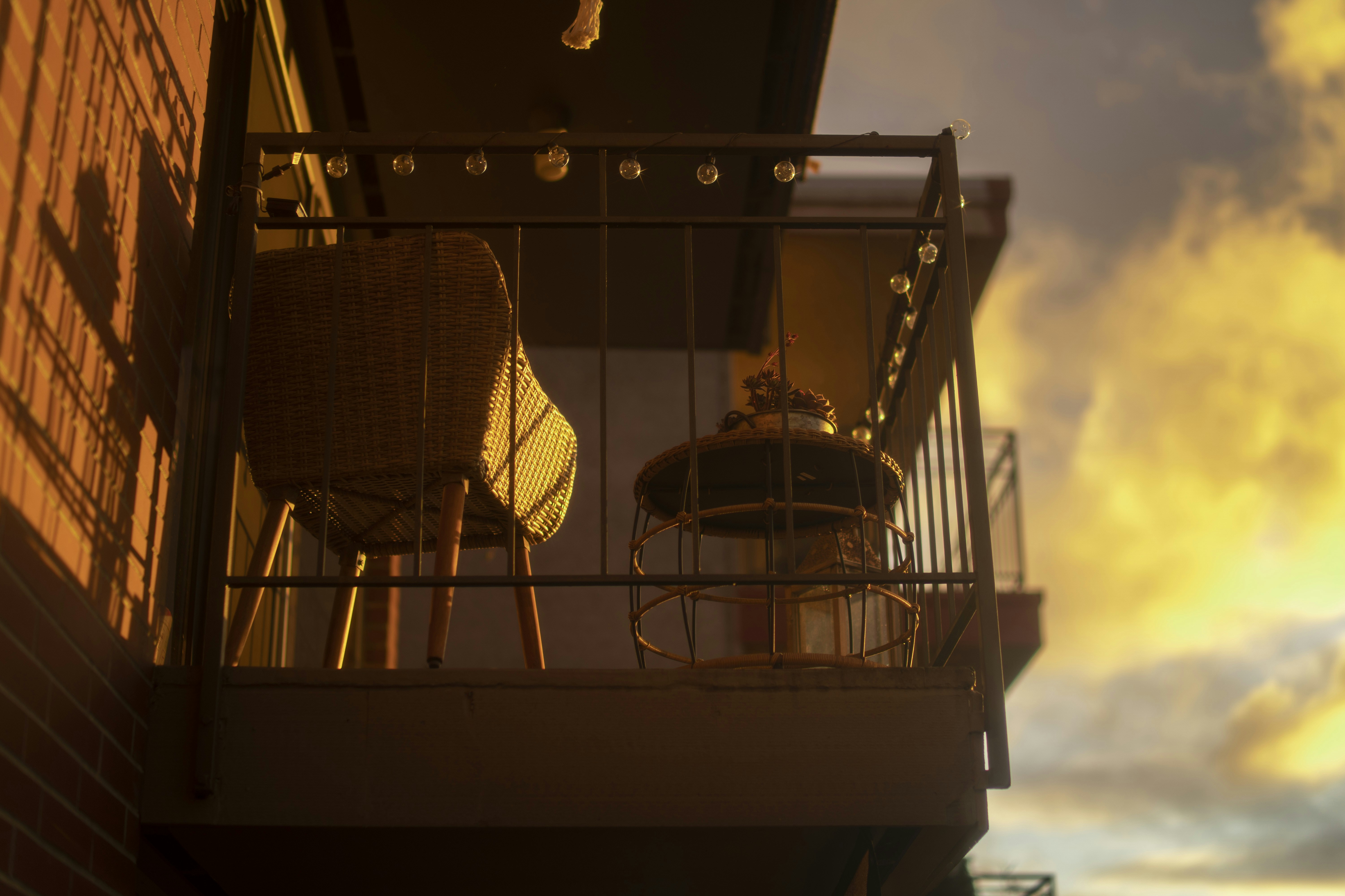 Schwarz-Weiß-Schiff auf See tagsüber