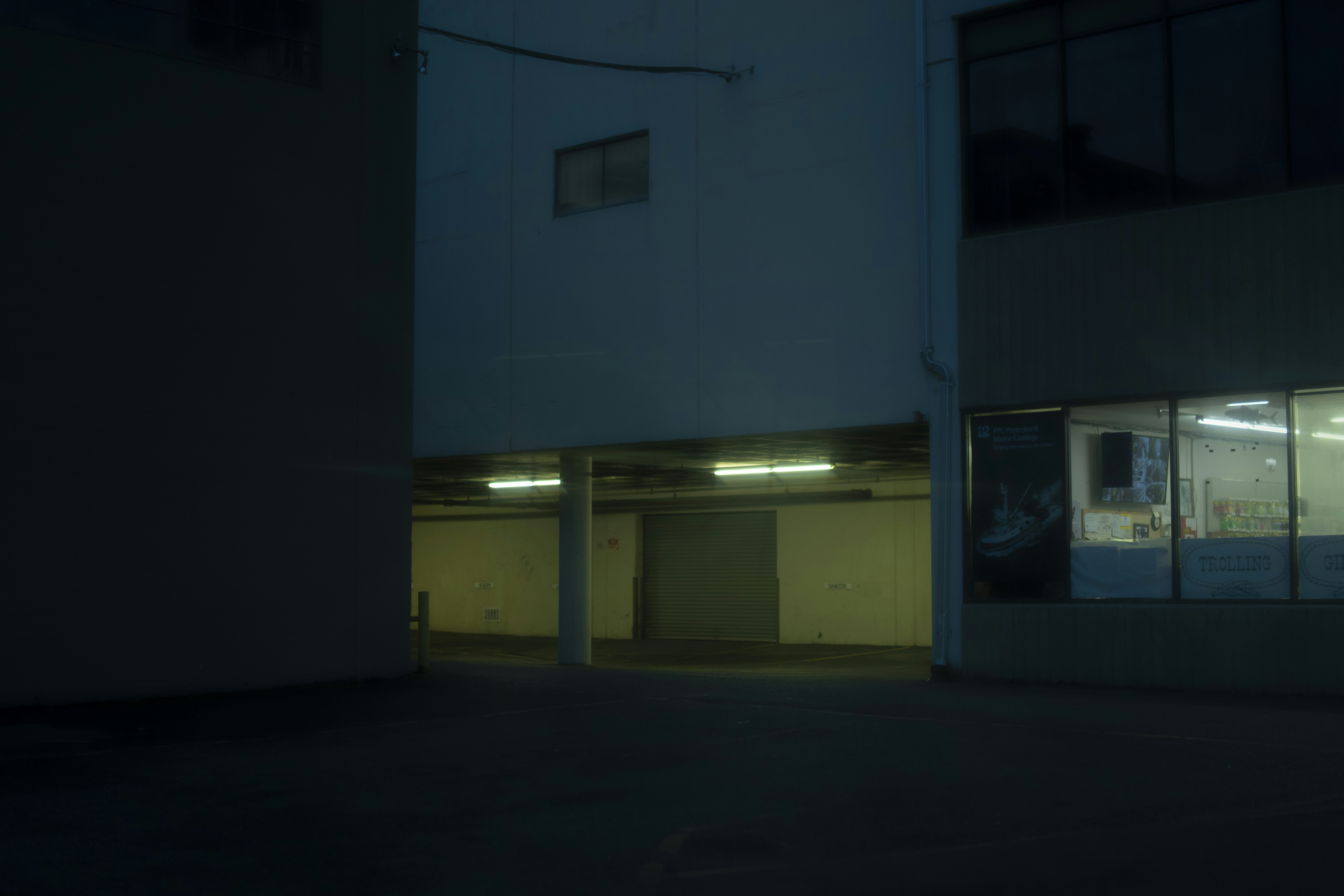 Blau-weißes Betongebäude