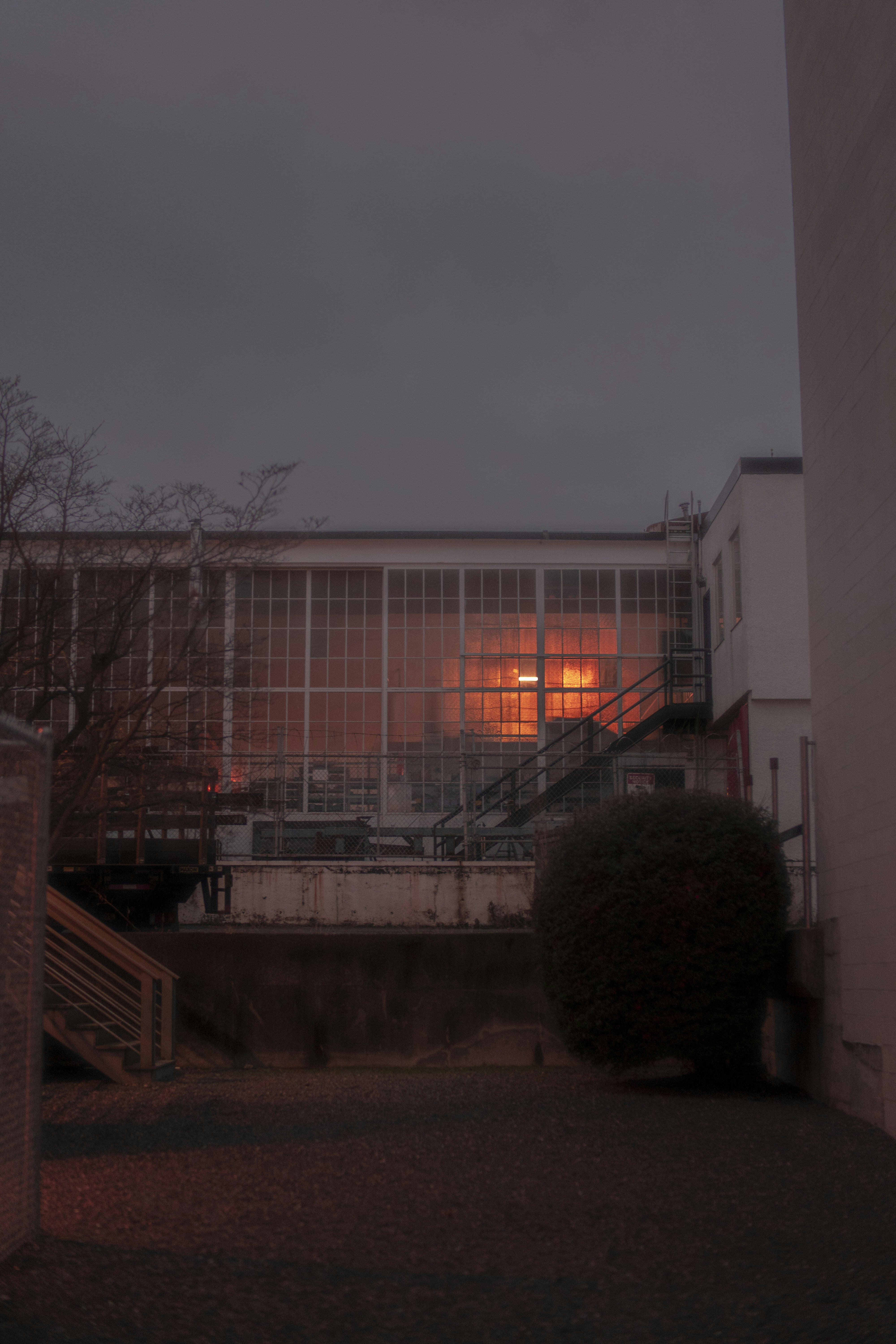 Weißes Betongebäude in der Nähe von Bäumen tagsüber