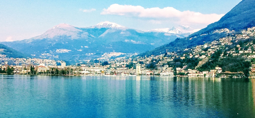 Plan d’eau près de la montagne pendant la journée